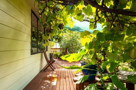 Photo of property in 2 Angle Street, Picton, 7220