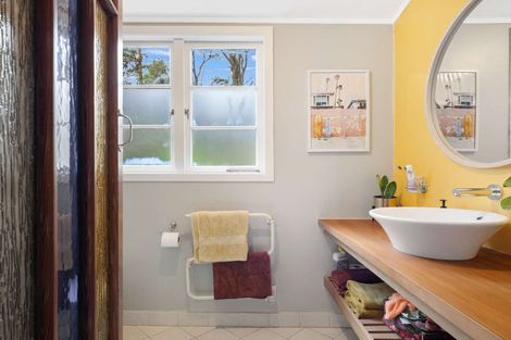 Photo of property in 43 Kauri Point Road, Laingholm, Auckland, 0604