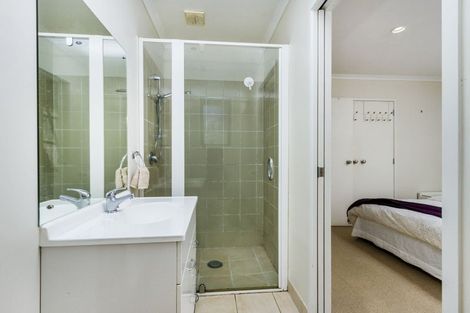 Photo of property in 5 Sunvista Avenue, Oteha, Auckland, 0632