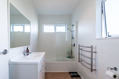 Photo of property in 1/34 Lambrown Drive, Totara Vale, Auckland, 0629