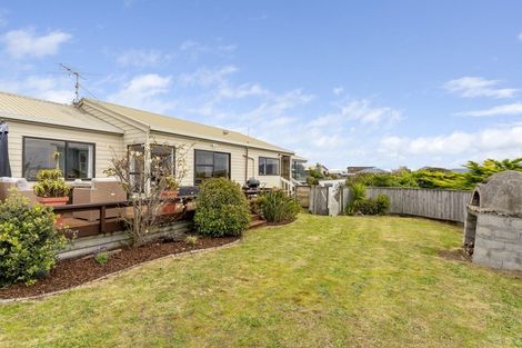 Photo of property in 15 Pine Ridge Terrace, Waikanae Beach, Waikanae, 5036
