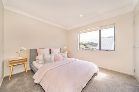 Photo of property in 2 Brindle Way, Newlands, Wellington, 6037