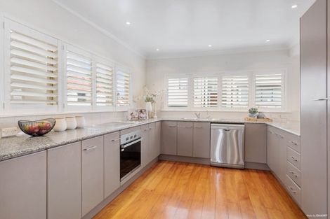 Photo of property in 1/206 East Coast Road, Forrest Hill, Auckland, 0620