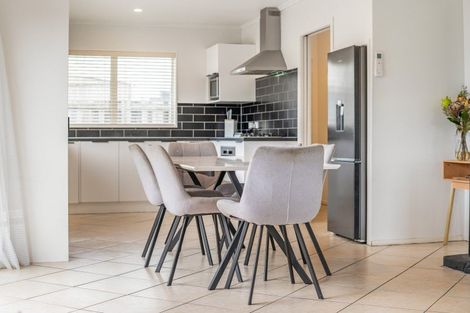 Photo of property in 5 Edelweiss Grove, Timberlea, Upper Hutt, 5018