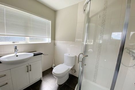 Photo of property in 11 Lakeridge Close, Northcross, Auckland, 0632