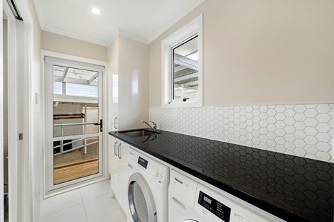 Photo of property in 4 Rixon Place, Te Atatu Peninsula, Auckland, 0610