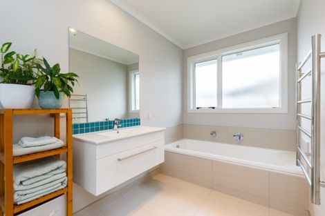 Photo of property in 11 Saint Heliers Grove, Fitzherbert, Palmerston North, 4410