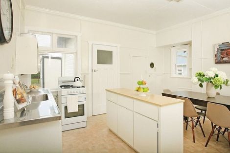 Photo of property in 73 Apu Crescent, Lyall Bay, Wellington, 6022