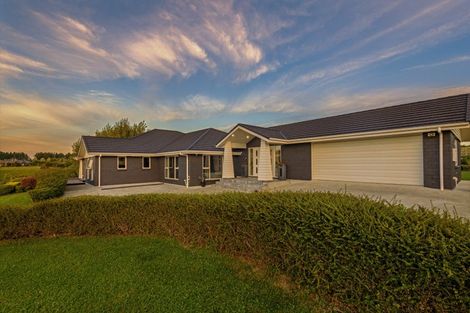 Photo of property in 2 Tutakarae Road, Kelvin Grove, Palmerston North, 4470