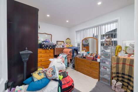 Photo of property in 11 Ingleby Place, Kelston, Auckland, 0602