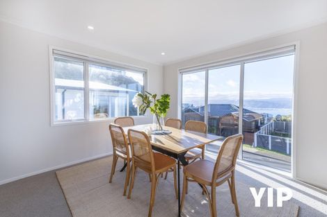 Photo of property in 10 Cromwell Point, Newlands, Wellington, 6037