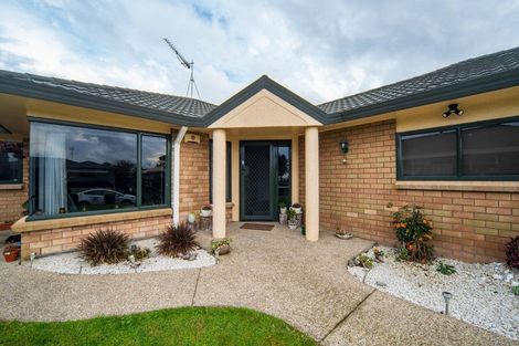 Photo of property in 35 Hastings Place, Hamilton Lake, Hamilton, 3204