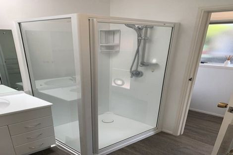 Photo of property in 1/190 Queen Street, Northcote Point, Auckland, 0627