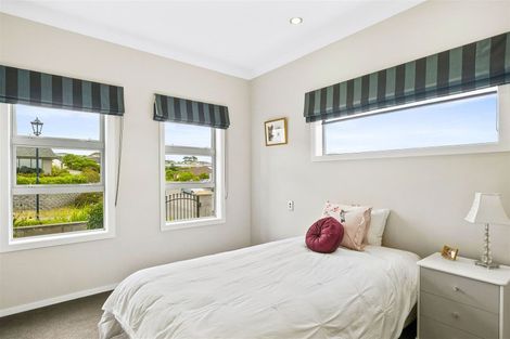 Photo of property in 1 Hollyford Place, Aotea, Porirua, 5024