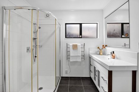 Photo of property in 11 Longview Rise, Massey, Auckland, 0614