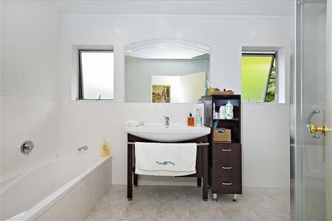 Photo of property in 25 Meadowvale Avenue, Forrest Hill, Auckland, 0620