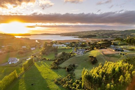 Photo of property in 32 Paekakariki Hill Road, Pauatahanui, Porirua, 5381