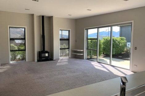 Photo of property in 2 Kahu Close, Wanaka, 9305
