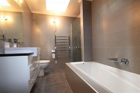 Photo of property in 8 Henriette Place, The Gardens, Auckland, 2105