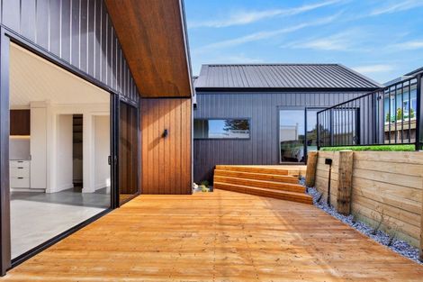 Photo of property in 21 Annie Aranui Drive, Poraiti, 4182