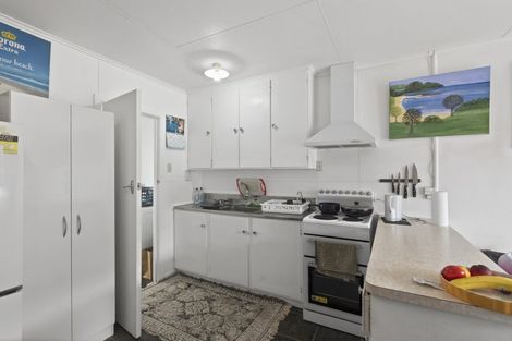 Photo of property in 8 Simons Street, Moturoa, New Plymouth, 4310