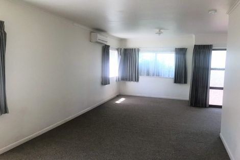 Photo of property in 936 East Coast Road, Northcross, Auckland, 0630