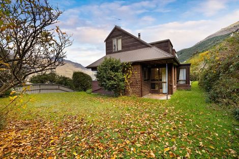 Photo of property in 68 Wynyard Crescent, Fernhill, Queenstown, 9300