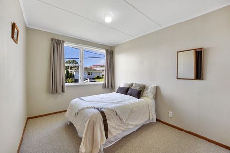 Photo of property in 6 Cotswold Crescent, Newlands, Wellington, 6037