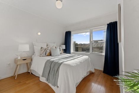 Photo of property in 1/5 Dudding Avenue, Northcote, Auckland, 0627