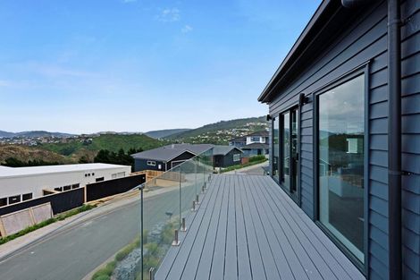 Photo of property in 5 Cessna Way, Newlands, Wellington, 6037