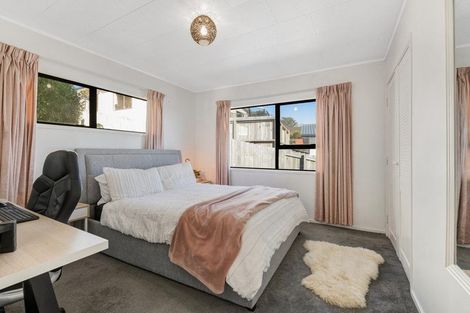 Photo of property in 2/8 Sevilla Place, Unsworth Heights, Auckland, 0632