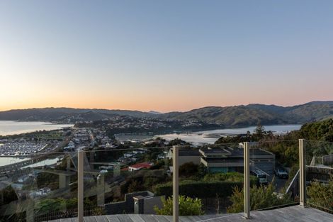 Photo of property in 10 Seascape View, Paremata, Porirua, 5024