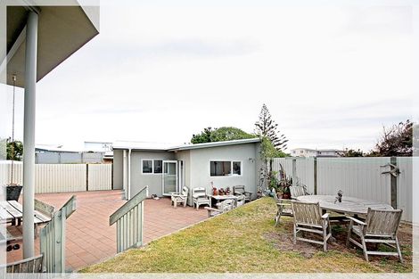 Photo of property in 9 Trafalgar Street, Foxton Beach, Foxton, 4815