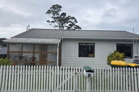 Photo of property in 37 Meadowvale Rise, Titirangi, Auckland, 0604
