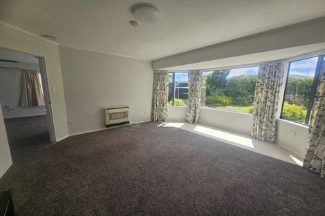 Photo of property in 3 Bayswater Place, Newlands, Wellington, 6037