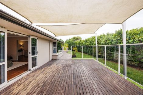 Photo of property in 27 Johnstone Drive, Fitzherbert, Palmerston North, 4410