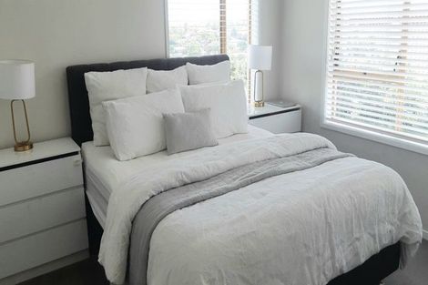 Photo of property in 1/32 Shanaway Rise, Hillcrest, Auckland, 0627