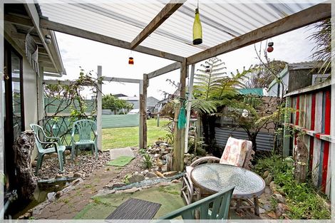 Photo of property in 17 Andresen Street, Foxton Beach, Foxton, 4815