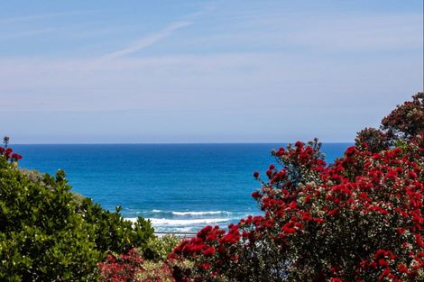 Photo of property in 79 Garden Road, Piha, New Lynn, 0772