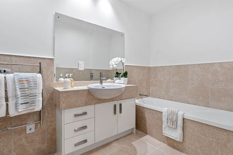 Photo of property in 4b/171 Hurstmere Road, Takapuna, Auckland, 0622