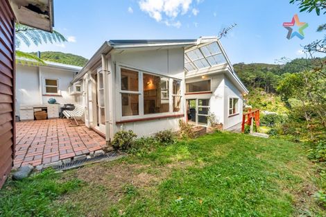 Photo of property in 32 Waitohu Road, York Bay, Lower Hutt, 5013