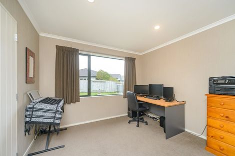 Photo of property in 8 Angelina Way, Kelvin Grove, Palmerston North, 4414