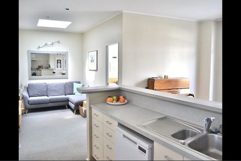 Photo of property in 17 Kent Terrace - Kent Apartments, 7c/16 Kent Terrace, Mount Victoria, Wellington, 6011