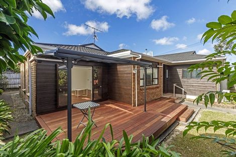 Photo of property in 2/11 Gordon Avenue, Forrest Hill, Auckland, 0620