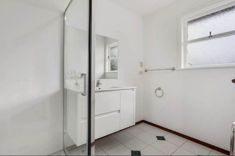 Photo of property in 1/34 Sunset Road, Unsworth Heights, Auckland, 0632