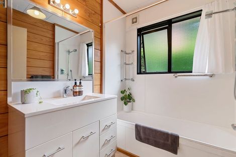 Photo of property in 9 Evergreen Place, Sunshine Bay, Queenstown, 9300