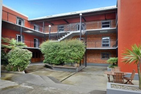 Photo of property in 4/2 Manor Place, Dunedin Central, Dunedin, 9016