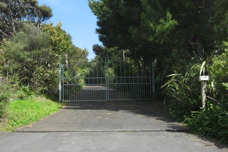 Photo of property in 12 Log Race Road, Piha, 0772
