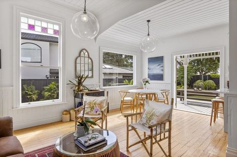 Photo of property in 329 Mangorei Road, Merrilands, New Plymouth, 4312