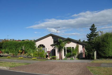 Photo of property in 8 Cayman Place, Unsworth Heights, Auckland, 0632